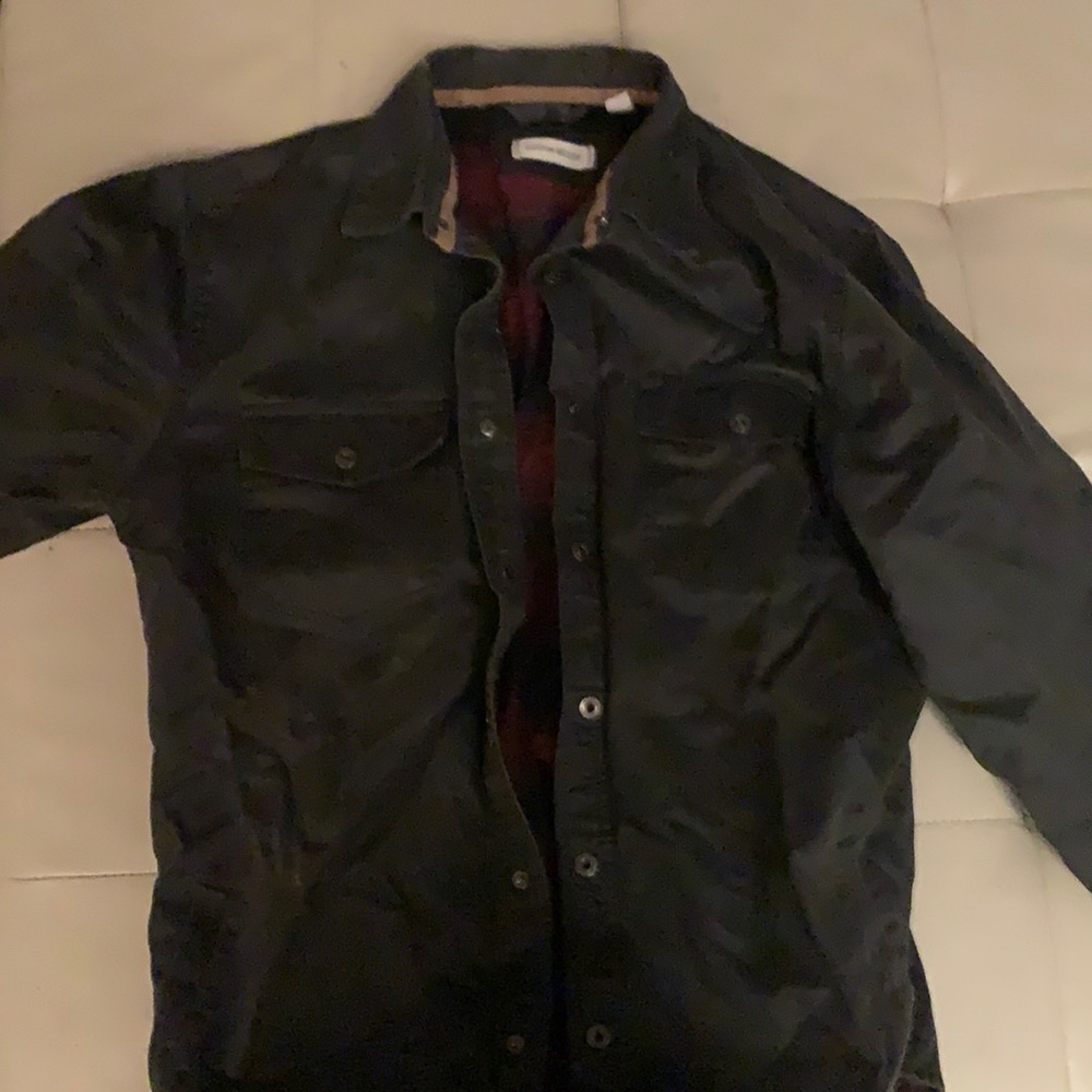 Very nice thick warm Dakota grizzly shirt/jacket. Only worn 2-3 times